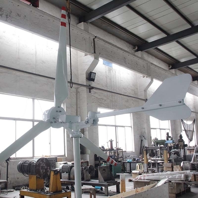 Beyaz Yüksek Çıkışlı Rüzgar Jeneratörü 220V 70KW Tüm Ev Rüzgar Türbini Kiti