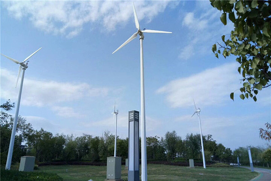 CE Kapalı Izgara Rüzgar Jeneratörü Sistemi 50KW IP54 Rüzgar Türbini Jeneratörü Çıkış Gerilimi 380V